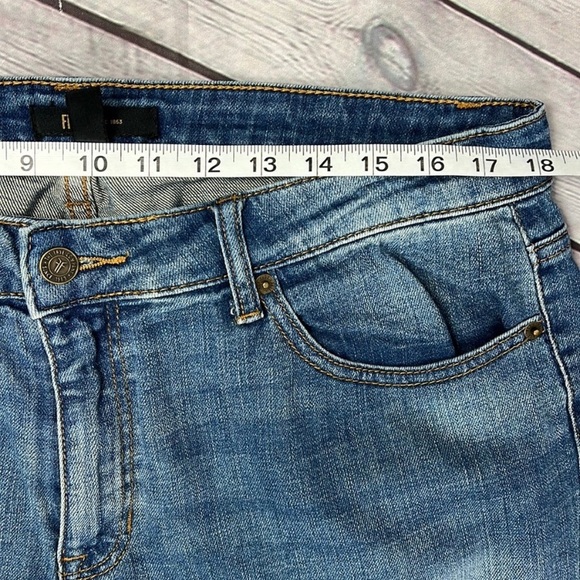 FRYE Denim 5 pocket jeans in a medium wash. Size 10. - Picture 3 of 8